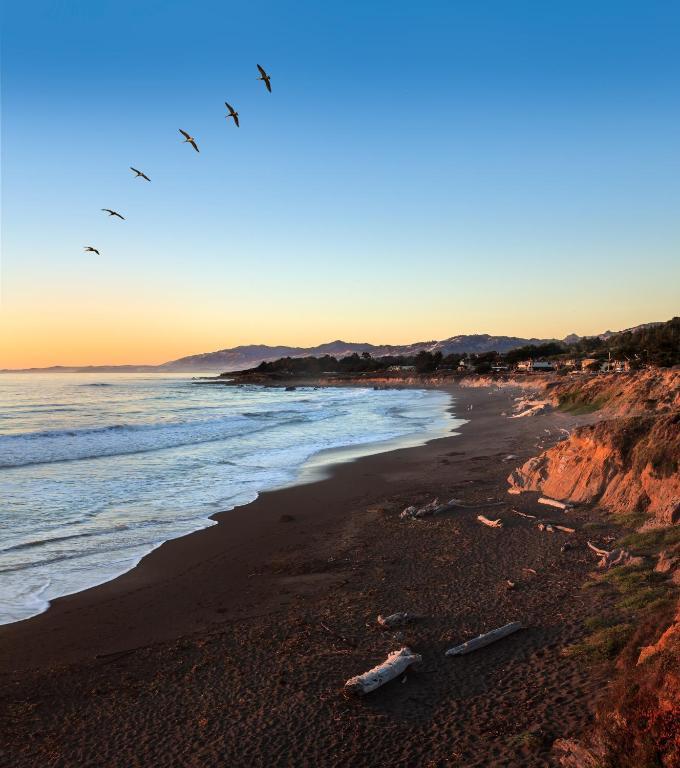 Sand Pebbles Inn Cambria Exterior photo